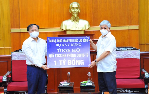 Thứ trưởng Bộ Xây dựng Nguyễn Văn Sinh trao tặng ủng hộ Quỹ Vaccine phòng Covid-19 số tiền 1 tỷ đồng.