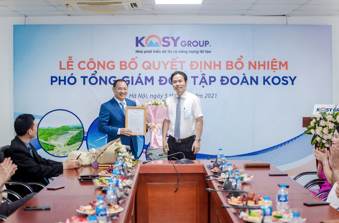 Chủ tịch Nguyễn Việt Cường trao quyết định bổ nhiệm Phó TGĐ phụ trách Phát triển dựp/án của Tập đoàn Kosy cho ông Nguyễn Việt Thung.