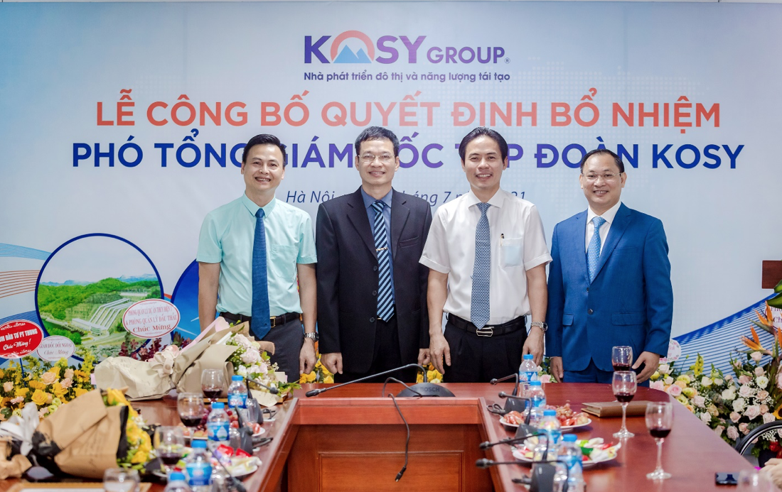 Chủ tịch Tập đoàn Kosy ông Nguyễn Việt Cường (áo trắng) chúc mừng 3 tân Phó TGĐp/Tập đoàn.