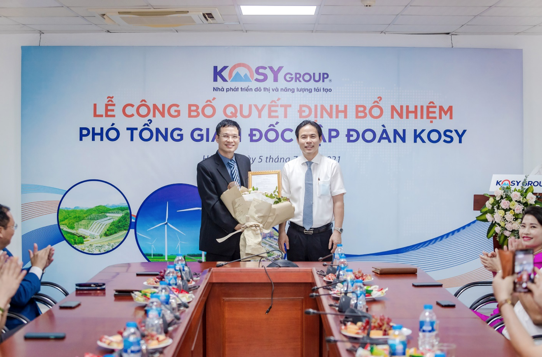 Chủ tịch Nguyễn Việt Cường trao quyết định bổ nhiệm Phó TGĐ phụ trách các dự án Điện gió và Điện mặt trời của Tập đoàn Kosy cho ông Lương Hồng Phong.