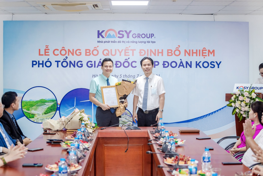 Chủ tịch Nguyễn Việt Cường trao quyết định bổ nhiệm Phó TGĐ Thủy điện 2 của Tậpp/đoàn Kosy cho ông Hà Sỹ Dinh.