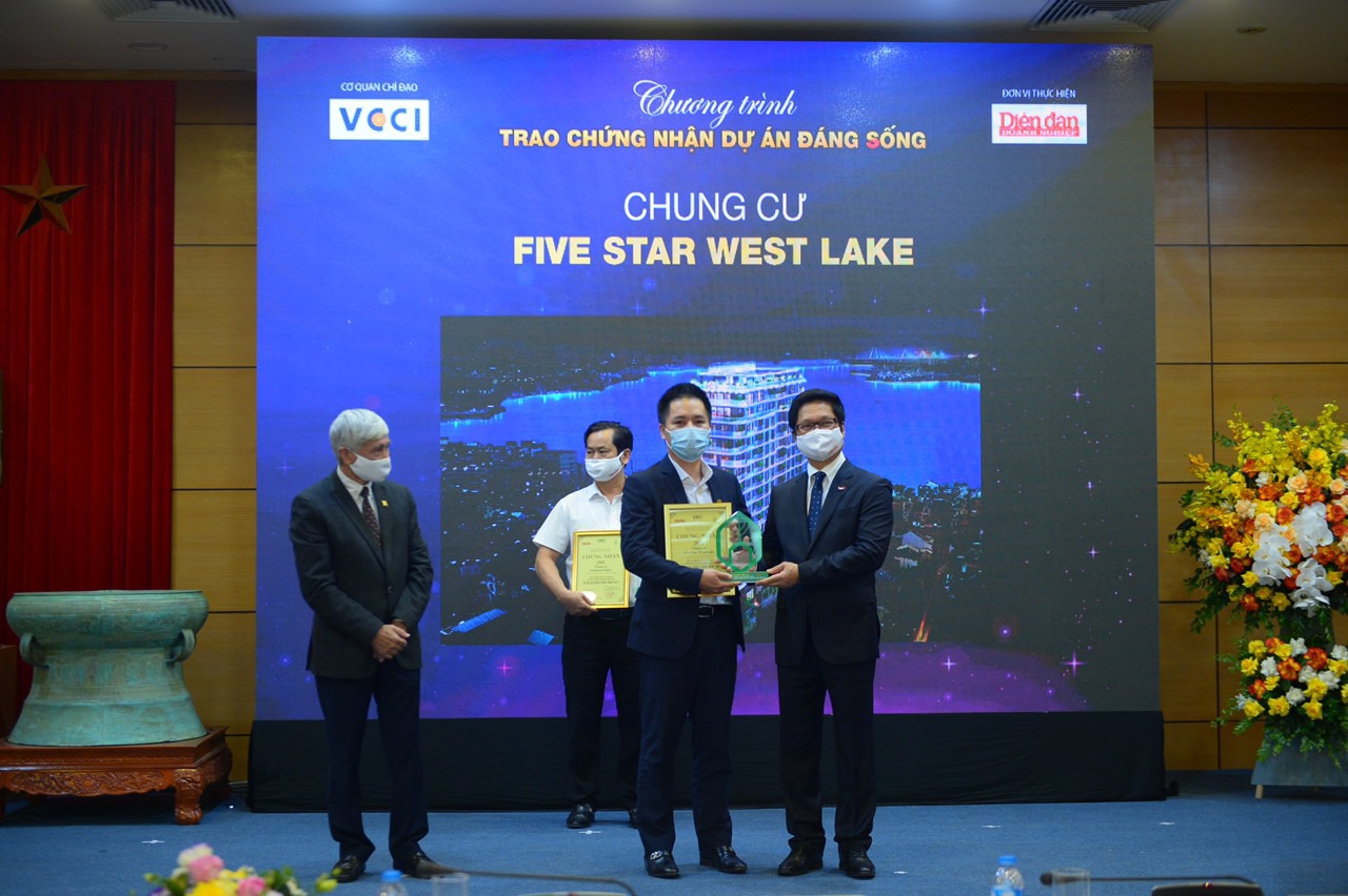 Ông Phạm Hải Đăng - Phó Tổng giám đốc Tập đoàn GFS (ngoài cùng bên trái) đại diện nhận Chứng nhận giải thưởng tại chương trình vinh danh “Dự án đáng sống 2021”.