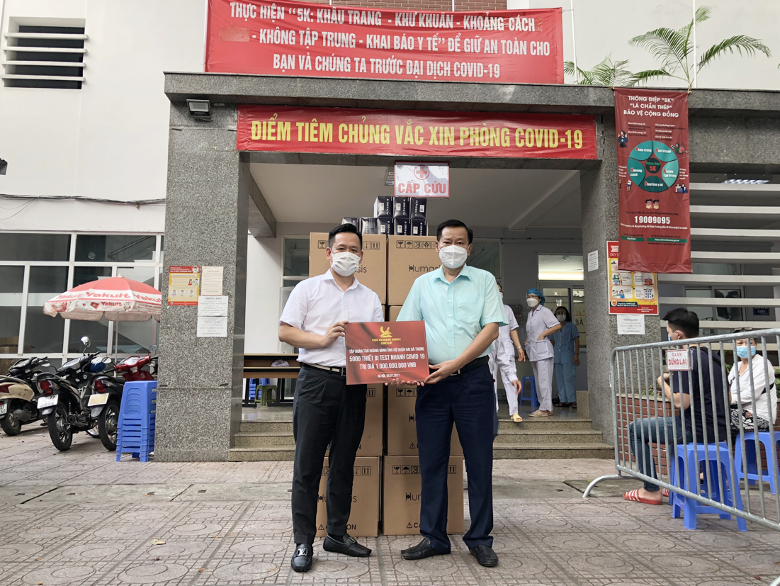 Ông Lê Văn Thịnh Phó TGĐ Tập đoàn Tân Hoàng Minh trao tặng 5000 thiết bị xét nghiệm nhanh Covid -19 cho ông Nguyễn Anh Quang - Giám đốc Trung tâm y tế Quận Hai Bà Trưng