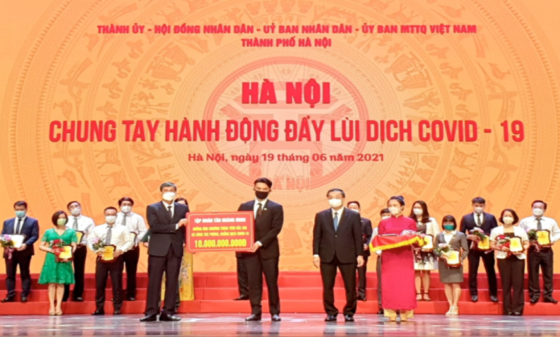 Ông Đỗ Hoàng Minh – Phó TGĐ Tập đoàn Tân Hoàng Minh(giữa) trao tặng tiền ủng hộ