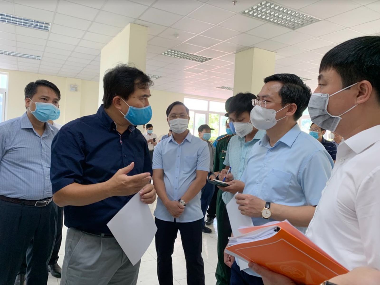 hứ trưởng Bộ Xây dựng Lê Quang Hùng khảo sát cơ sở cách ly, thu dung, điều trị bệnh nhân Covid-19 tại Khu tái định cư Đền Lừ III (phường Hoàng Văn Thụ, quận Hoàng Mai).