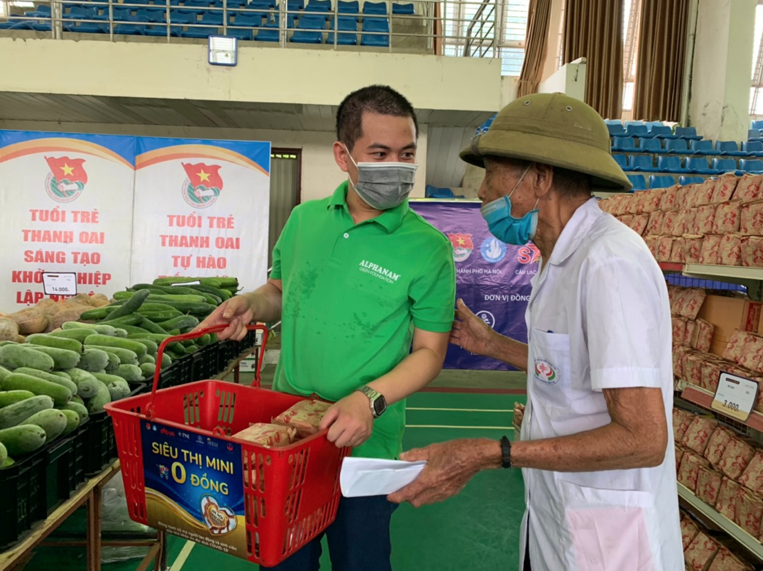 Đến mua sắm tại Siêu thị mini 0 đồng huyện Thanh Oai, bà con được các tình nguyện viên củap/Alphanam Green Foundation hướng dẫn tận tình.