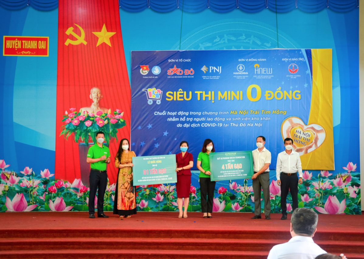 Quỹ Alphanam Green Foundation trao tặng 5 tấn gạo cho hai xã Bình Minh và Cao Viên.