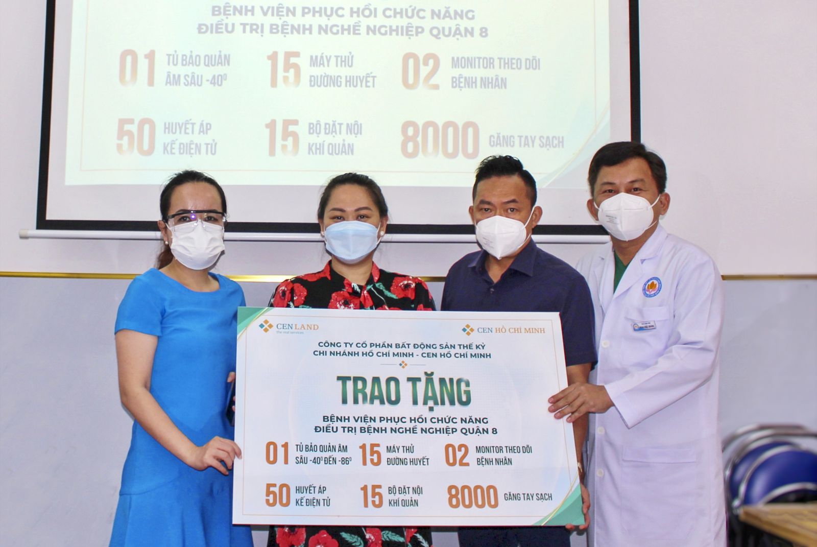 Ban Giám đốc Cen Hồ Chí Minh tặng thiết bị y tế cho Bệnh viện Phục hồi Chức năng - Điều trịp/Bệnh Nghề nghiệp.