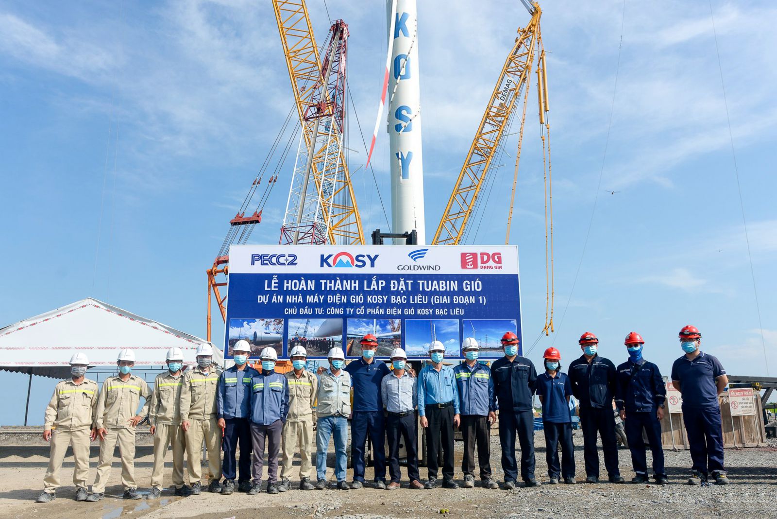 Đại diện chủ đầu tư dự án và các nhà thầu trong lễ hoàn thành lắp đặt turbinep/gió nhà máy Điện gió Kosy Bạc Liêu.