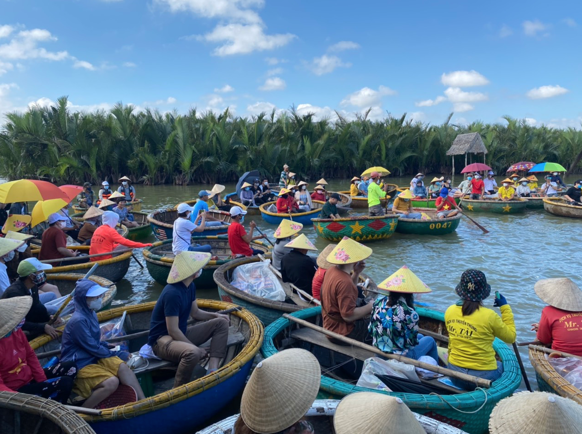 Đoàn cùng nhau trải nghiệm các hoạt động văn hóa tại Rừng Dừa Bảy Mẫu