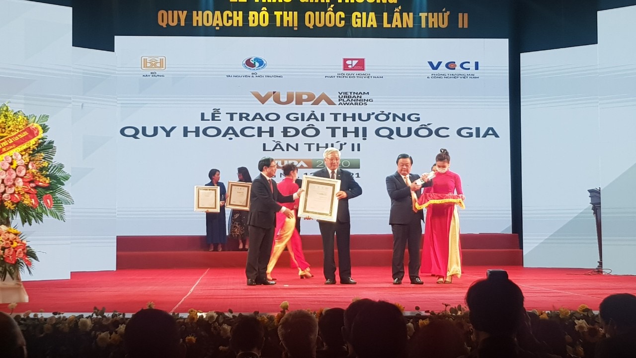 Ông Đào Ngọc Thanh - Chủ tịch HĐQT Tổng công ty CP Vinaconex, Chủ đầu tư của dự án Cát Bà Amatina được trao danh hiệu cá nhân xuất sắc tiêu biểu trong hạng mục quản lý phát triển đô thị xuất sắc vì những đóng góp trong sự nghiệp phát triển đô thị Việt Nam. 