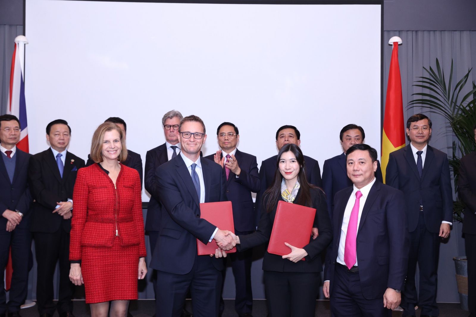 Dưới sự chứng kiến của Thủ tướng Chính phủ Phạm Minh Chính, Tập đoàn Alphanam hợp tác với InterContinental Hotels Group phát triển du lịch tại Việt Nam