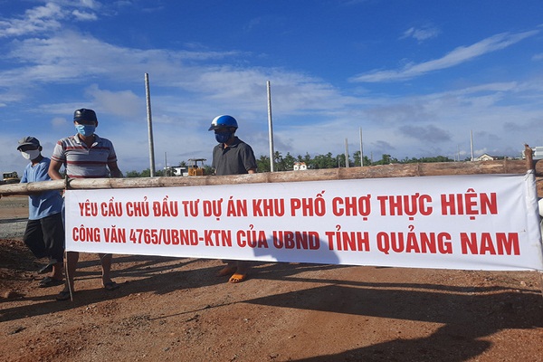 hàng trăm người dân xã Tam Đàn đã kéo đến trước dự án Khu phố chợ Chiên Đàn để phản đối chủ đầu không thực hiện lời hứa về việc khắc phục tình trạng ngập úng từ khi dự án triển khai.