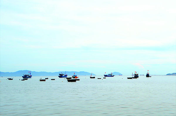 Vịnh Đà Nẵng ven bờ đường Nguyễn Tất Thành – nơi đang được đề xuất sẽ một dự án lấn biển tiếp theo tại Vịnh Đà Nẵng với quy mô tổng vốn đầu tư lên đến 8 tỉ USD