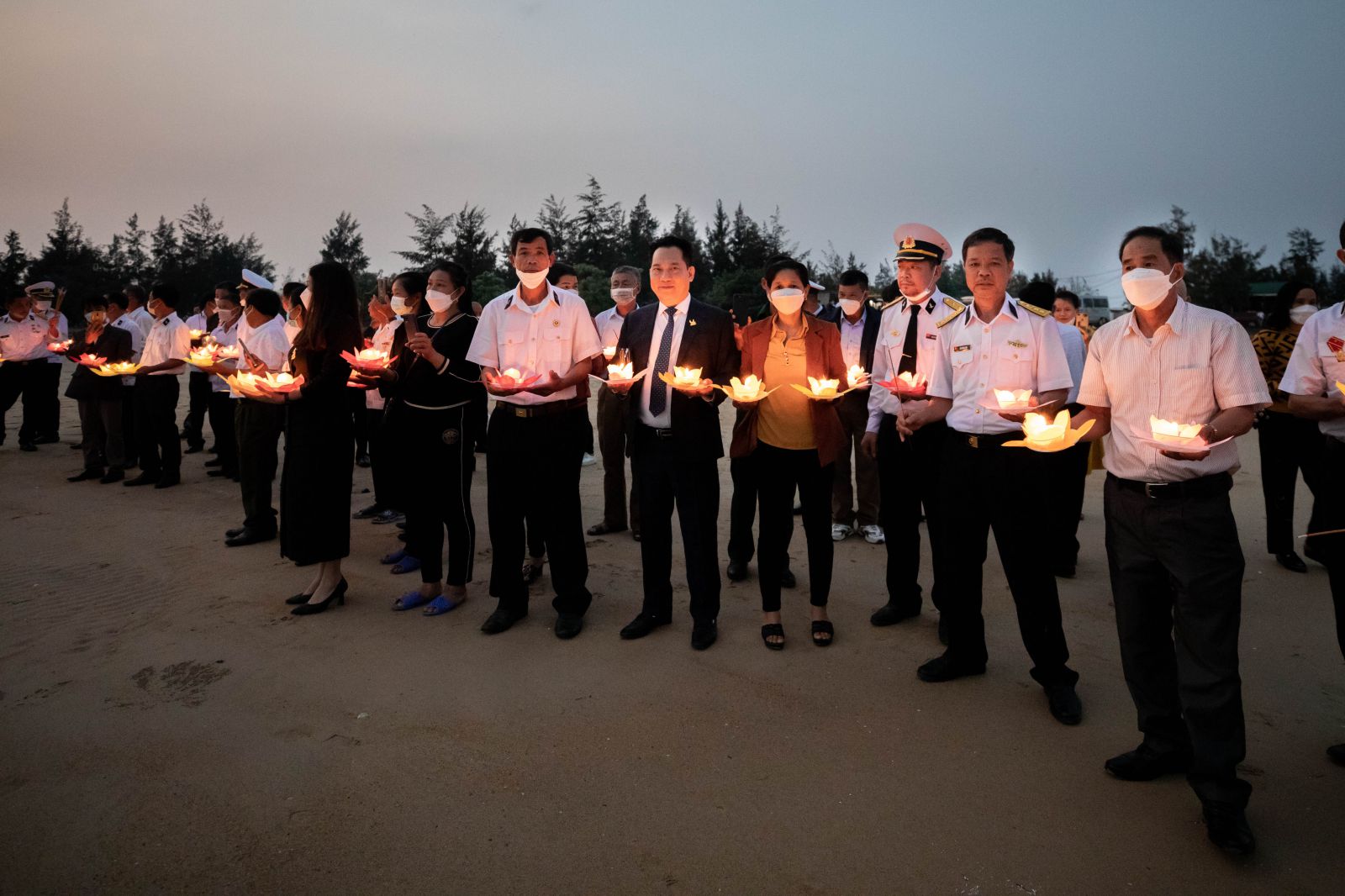 Lãnh đạo Tập đoàn Tân Hoàng Minh cùng các cựu chiến binh Gạc Ma tổ chức Lễ thả đèn hoa đăng trên bãi biển Thiên Cầm, Hà Tĩnh.