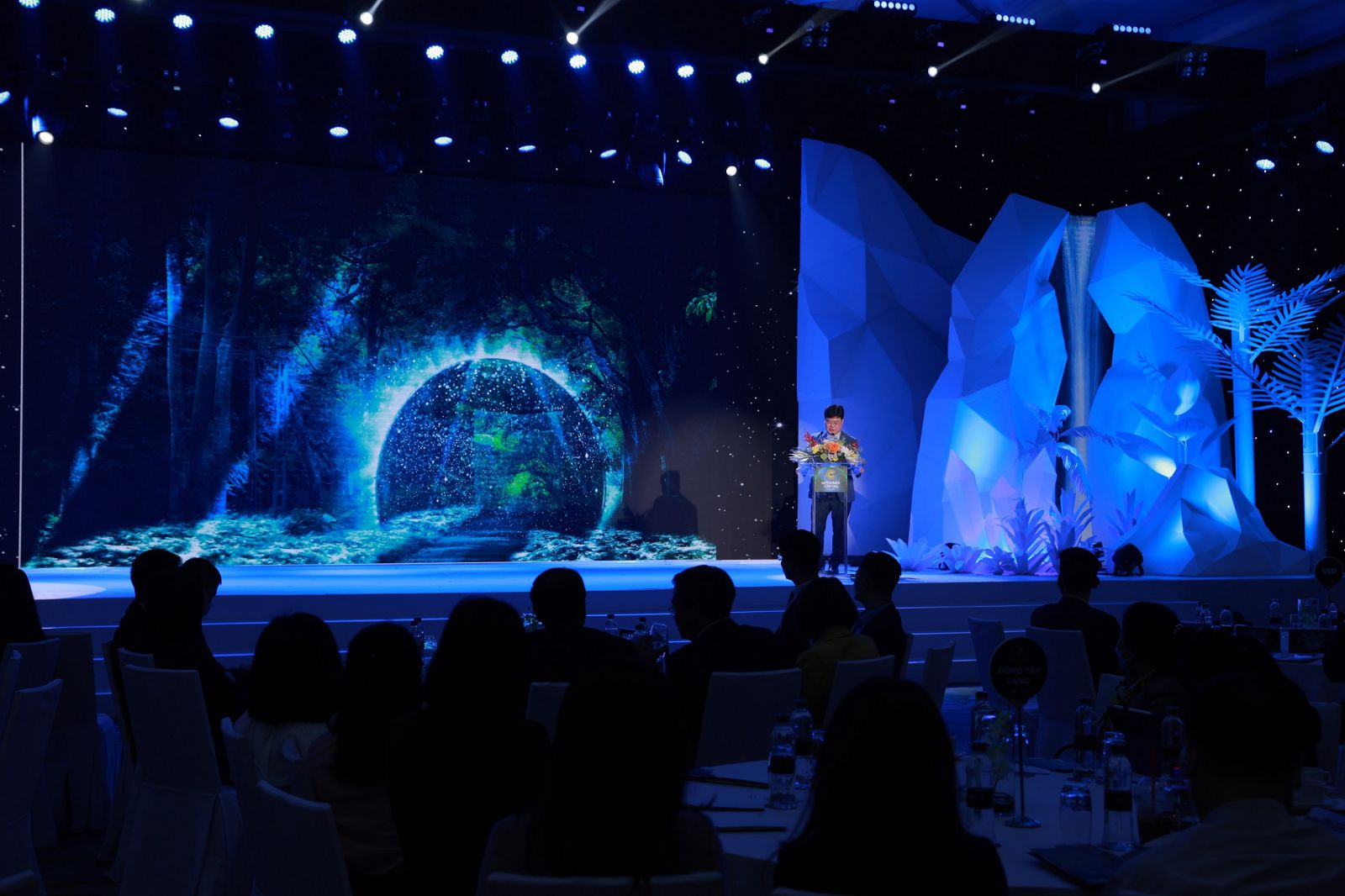 Ông Yu Byoung Won, đại diện Daewoo E&C thuyết trình về khu rừng băng tuyết.