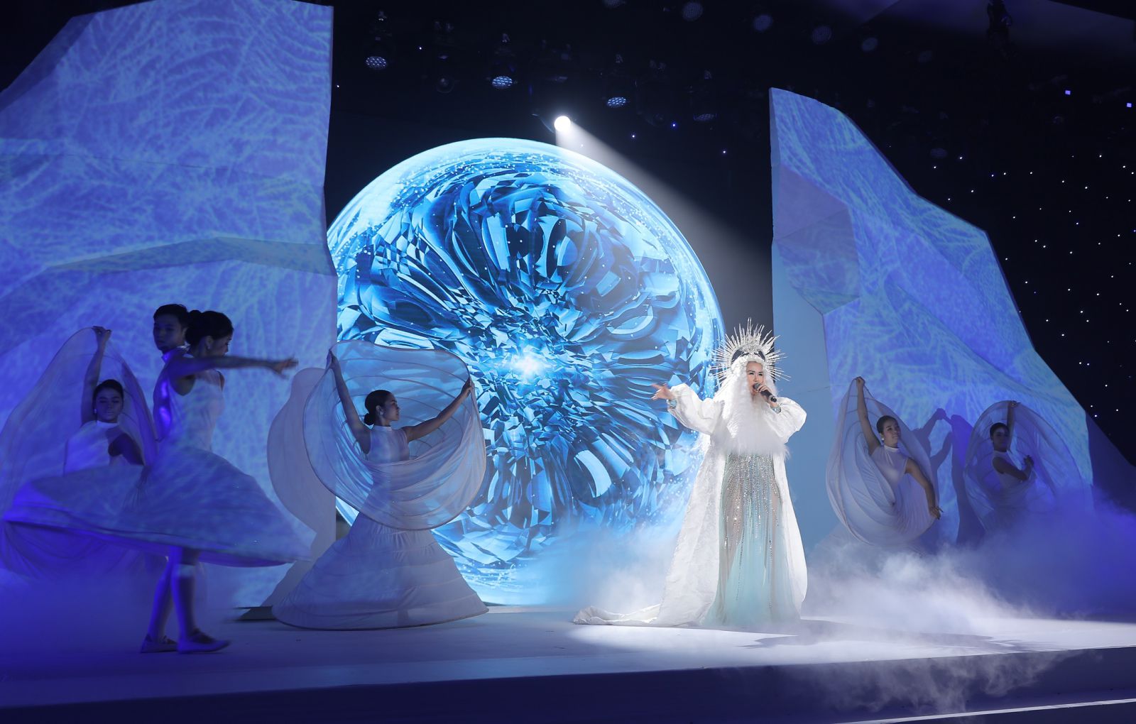Trong vai trò “Nữ hoàng băng giá”, ca sĩ Võ Hạ Trâm đã mang cảm hứng của miềnp/tuyết trắng về với “thiên đường nhiệt đới” Phú Quốc