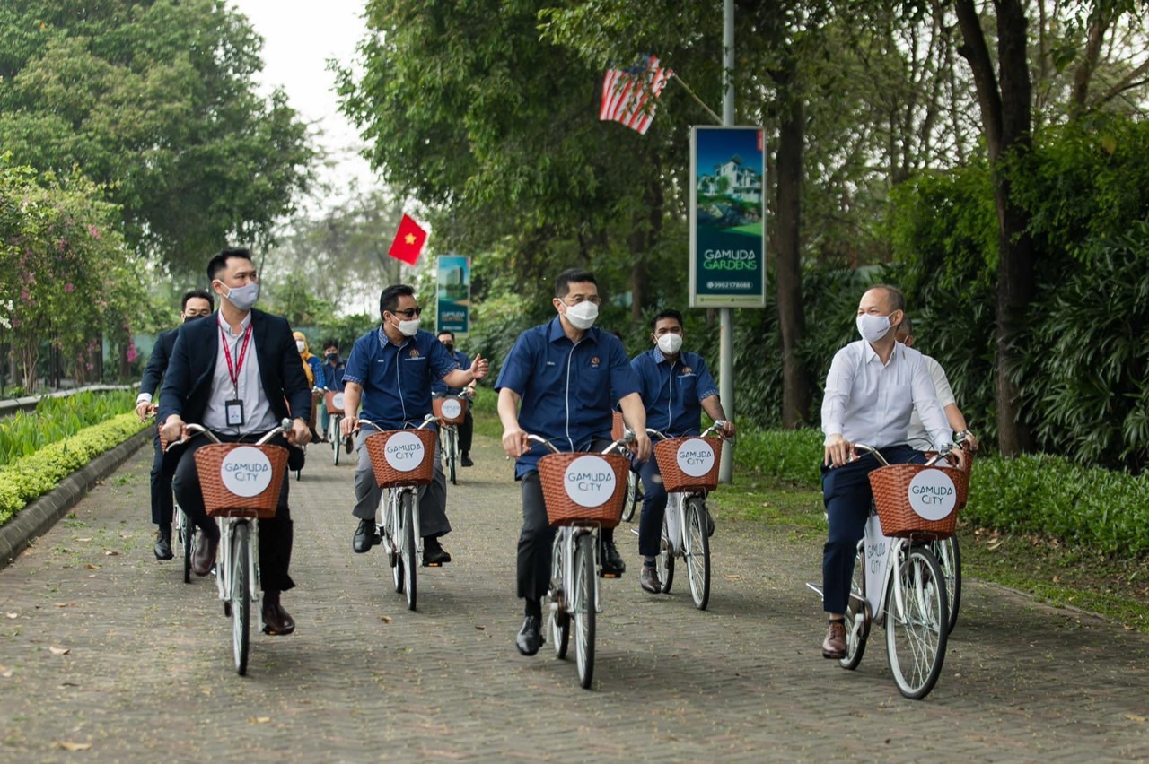 Bộ trưởng và đại diện Gamuda Land Việt Nam đạp xe tham quan công viên Yên Sở