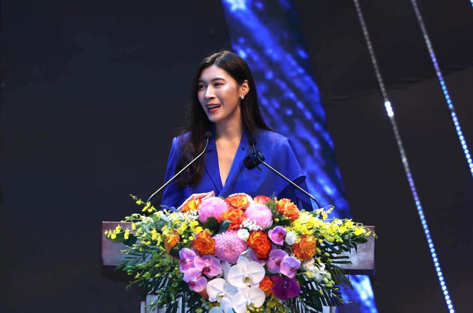 Bà Nguyễn Ngọc Mỹ - Thành viên HĐQT Alphanam Group, Tổng giám đốc Công ty Cổ phần Địa ốc Alphanam phát biểu tại Đại hội