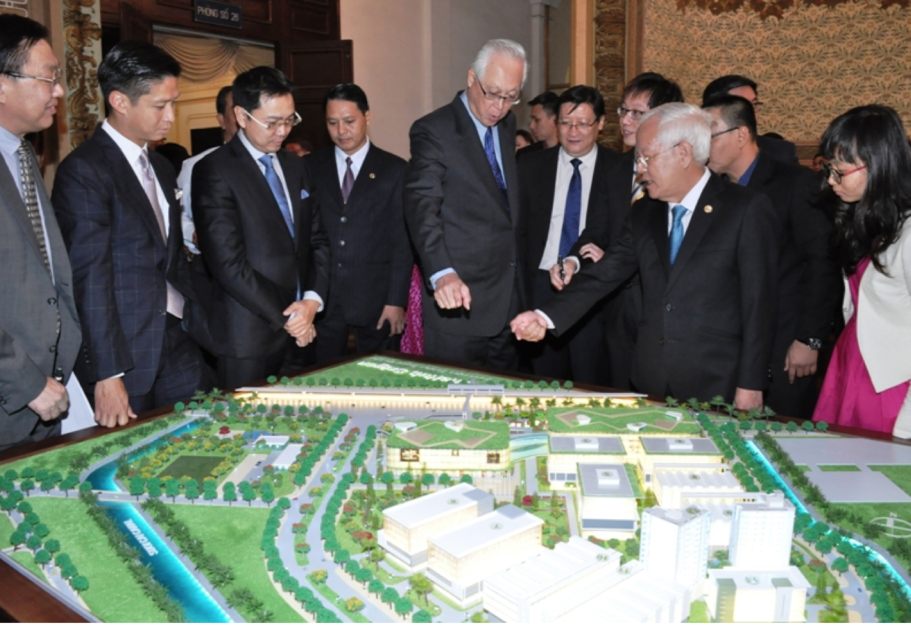 Ngài Goh Chok Tong - Bộ trưởng Danh dự Cấp cao, nguyên Thủ tướng nước Cộng hòa Singapore - cùng Chủ tịch UBND TP. Hồ Chí Minh xem giới thiệu mô hình dự án OneHub Saigon Business Park.