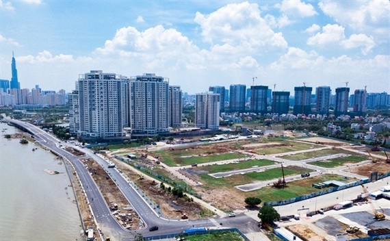 Đa số các dự án bất động sản ở TP Hồ Chí Minh gặp vướng mắc liên quan thủ tục cấp phép đầu tư, tính tiền sử dụng đất để hoàn tất nghĩa vụ tài chính và thủ tục cấp sổ đỏ
