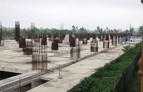 Công ty Minh Việt cam kết muộn nhất đến 30.6.2012 sẽ bàn giao nhà cho khách nhưng đến nay, dự án vẫn là bãi hoang. 