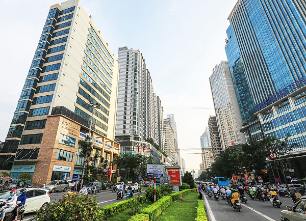 Các tòa chung cư, cao ốc mọc lên san sát trên trục đường Lê Văn Lương - Tố Hữu. Ảnh: Tạ Hải