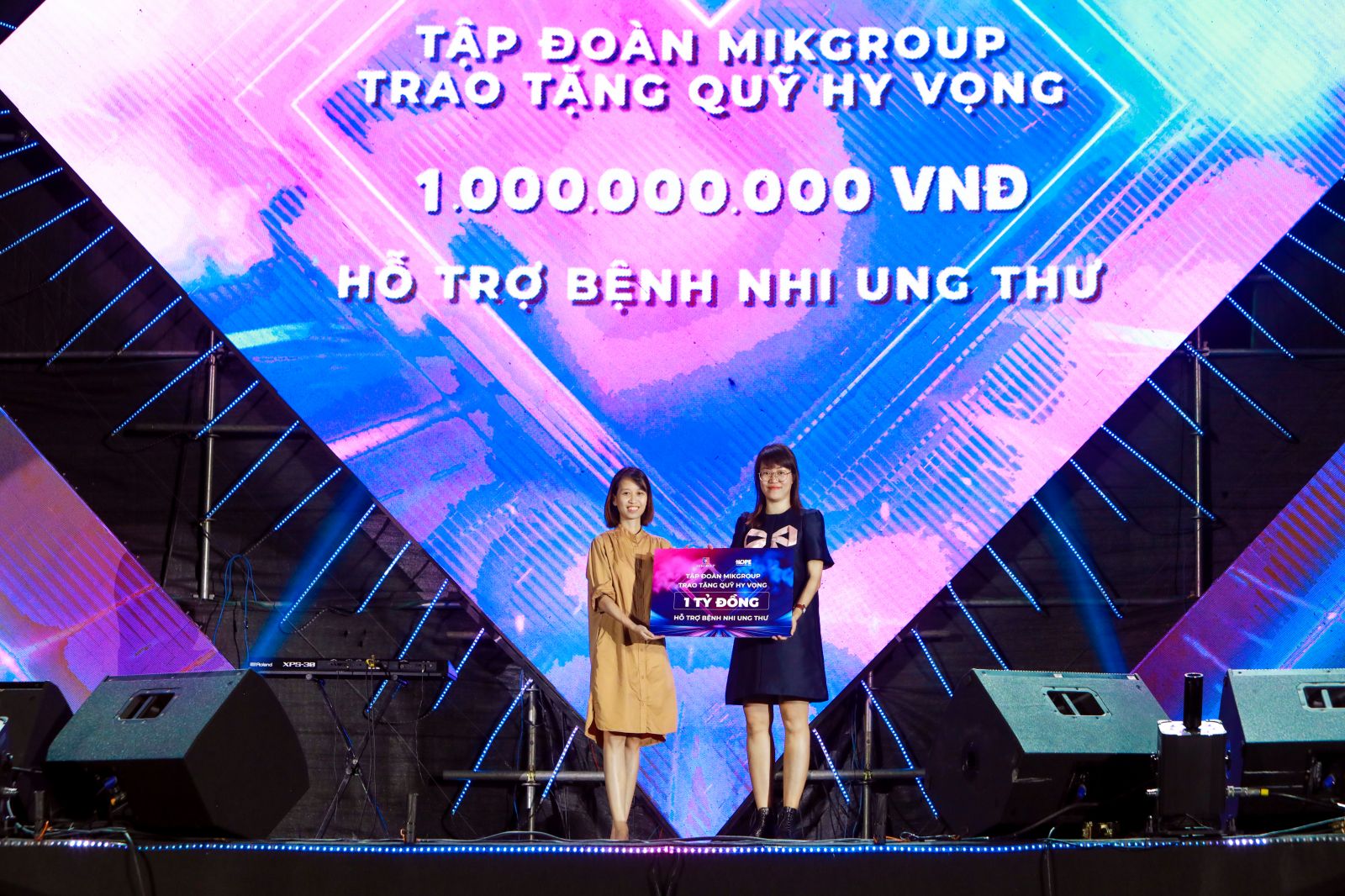 Đại diện MIKGroup (bên phải) trao tặng 1 tỷ đồng cho quỹ HOPE thực hiện chươngp/trình hỗ trợ bệnh nhi ung thư