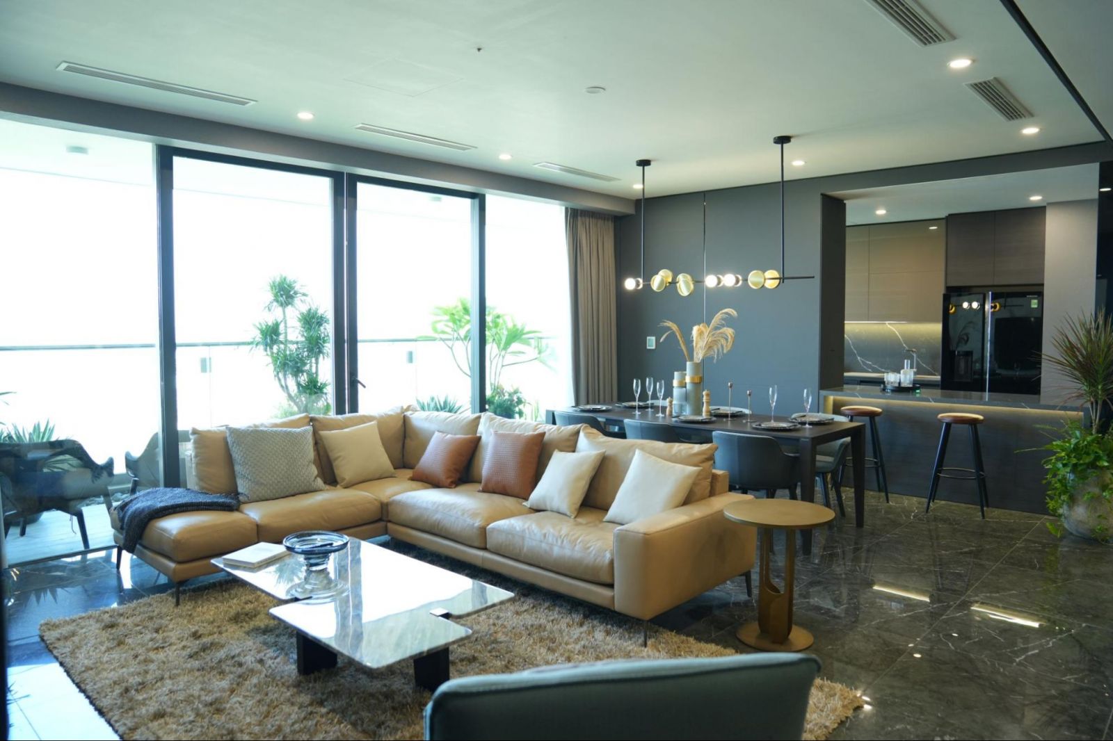 Với thiết kế đa dạng, các căn hộ tại Sunshine Golden River có từ 2-4 phòng ngủ, đáp ứng nhu cầu của các gia đình đa thế hệ