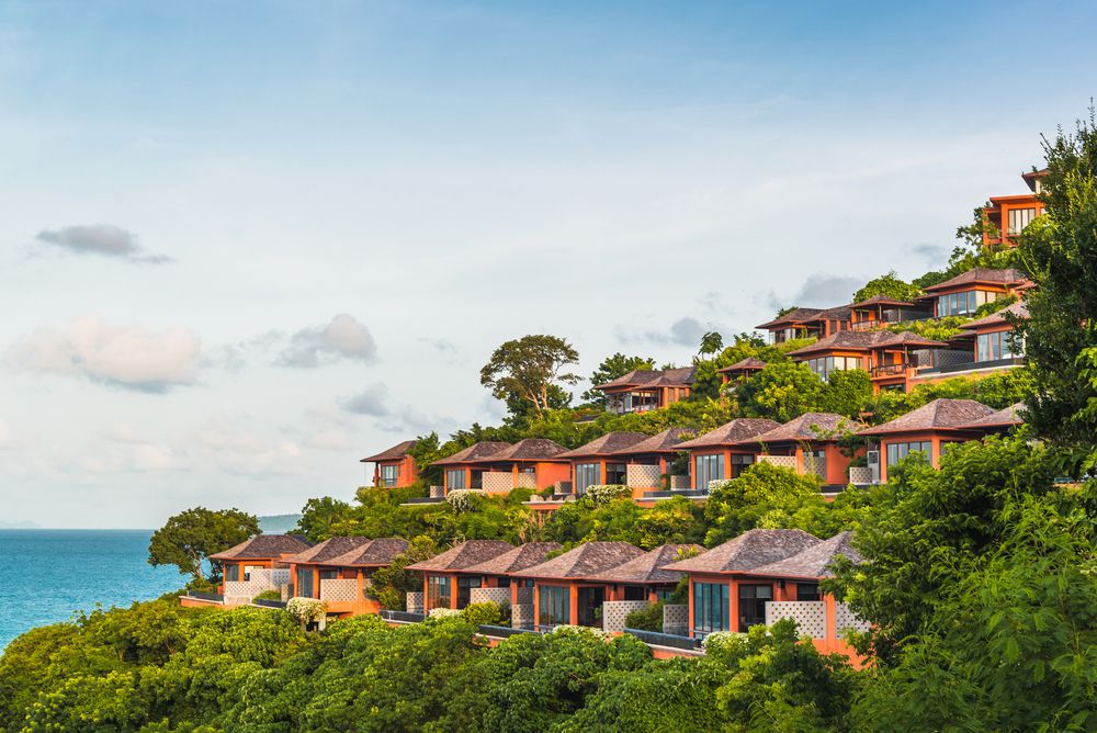 Những căn biệt thự trên một ngọn đồi bên bờ biển ở Phuket, Thái Lan (Ảnh: 