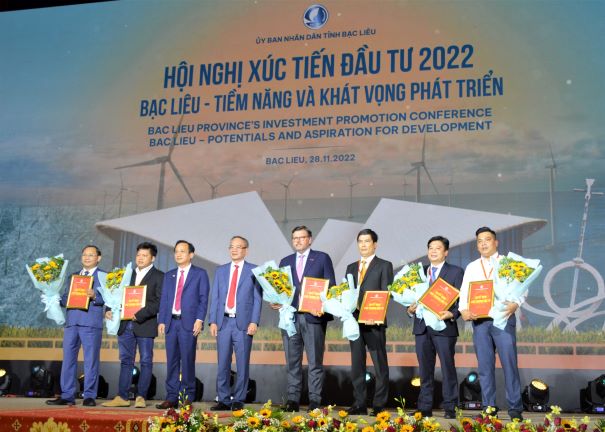Chủ tịch UBND tỉnh Bạc Liêu trao chứng nhận đầu tư cho các doanh nghiệp tại Hội nghị xúc tiến đầu tư. Ảnh: Nhật Hồ