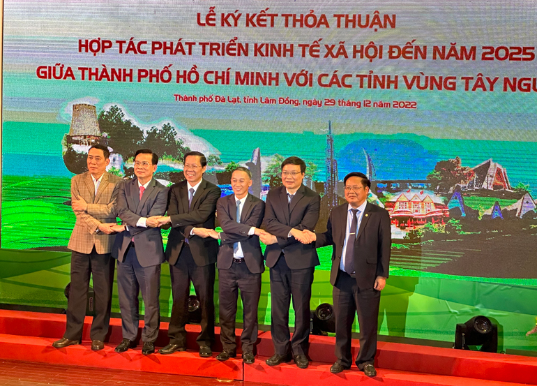 hủ tich TP Hồ Chí Minh và 5 Chủ tịch các tỉnh Tây Nguyên bắt tay thắt chặt quan hệ hợp tác phát triển kinh tế - xã hội