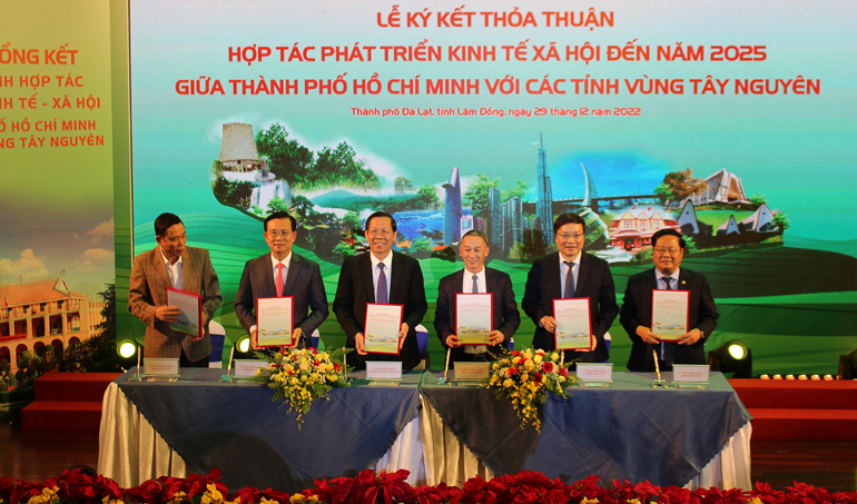 Chủ tịch UBND TP Hồ Chí Minh cùng 5 chủ tịch UBND các tỉnh Tây Nguyên ký kết hợp tác phát triển kinh tế - xã hội