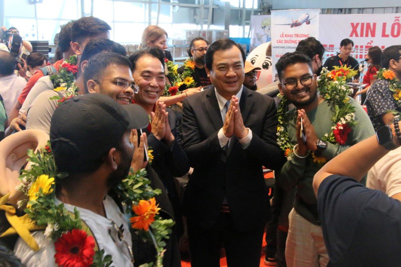 Tổng Cục trưởng Tổng cục Du lịch Việt Nam Nguyễn Trùng Khánh tặng hoa chào đón các du khách đầu tiên bay thẳng từ Ấn Độ đến Đà Nẵng.