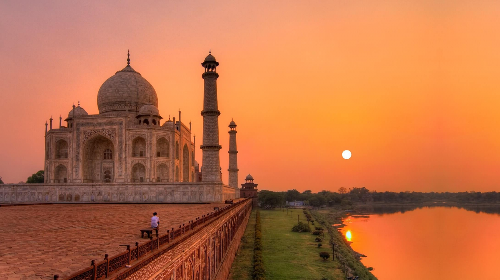 Lăng mộ Taj Mahal hay được gọi là đền Taj Mahal nằm bên hữu ngạn sông Yamuna - nhánh chính đổ ra sông Hằng 