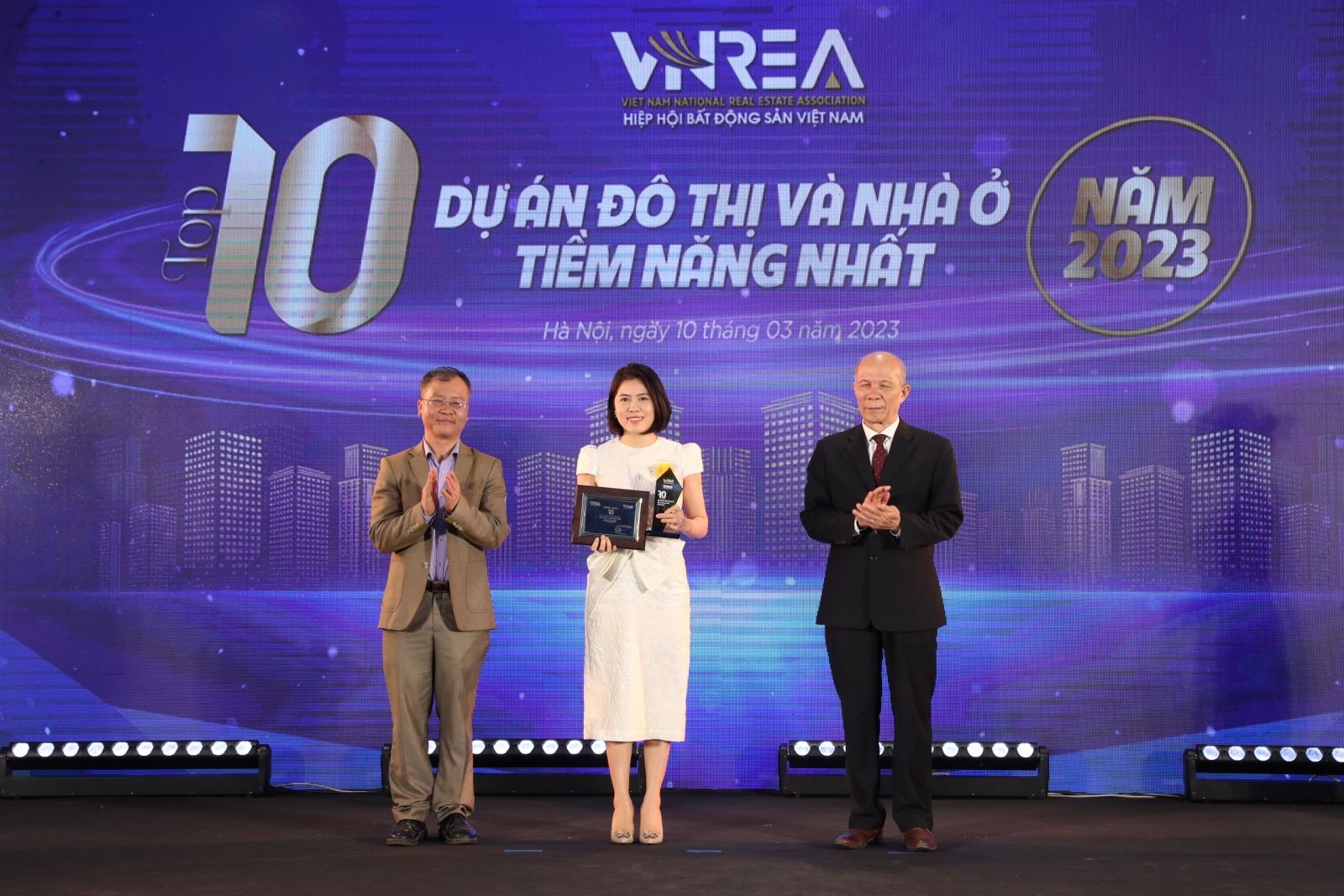Bà Trịnh Kim Ngần - Giám đốc Kinh doanh Sun Property lên nhận giải Top 10 dự án đô thị và nhà ở tiềm năng nhất năm 2023 cho Sunneva Island.