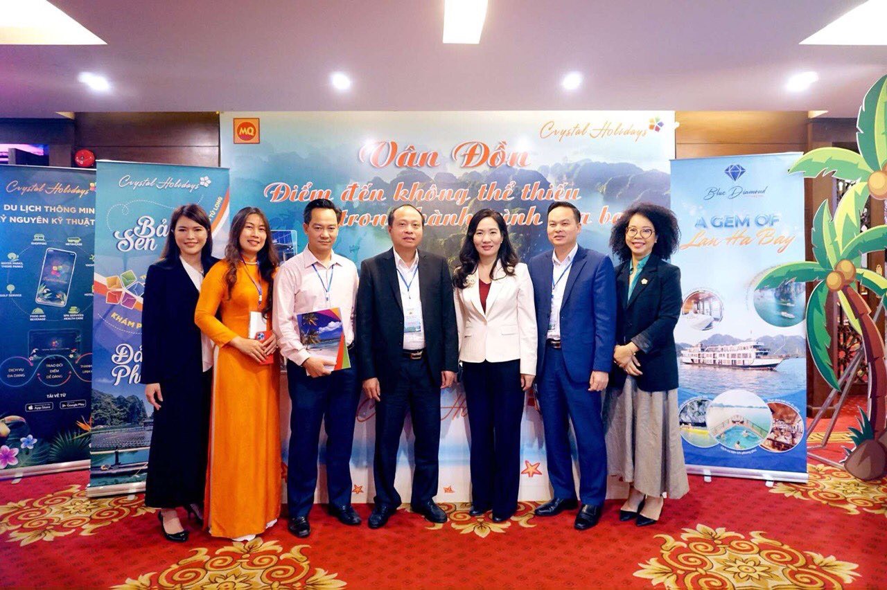 Lãnh đạo tỉnh Quảng Ninh thăm quan gian hàng giới thiệu sản phẩm du lịch của Crystal Holidays