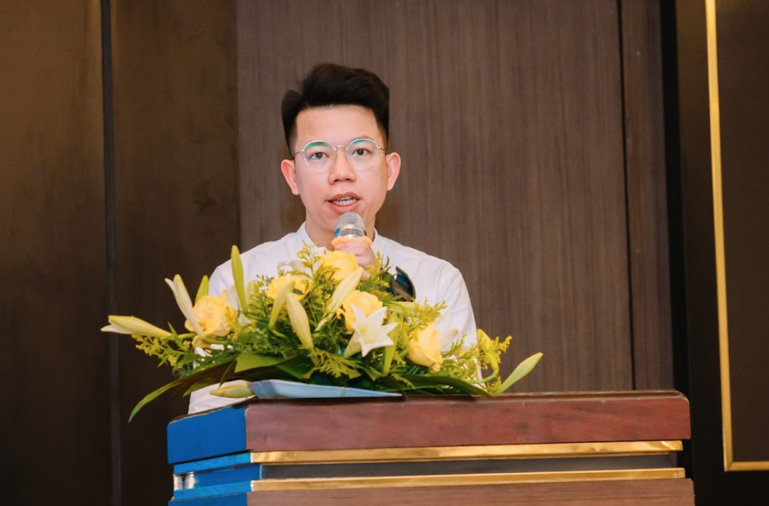 Ông Nguyễn Mạnh Quỳnhp/- Chánh Văn phòng VARS công bố Nghị quyết của Ban chấp hành VARS về việc công nhận kết quả bầu bổ sung Tổng Thư ký VARS