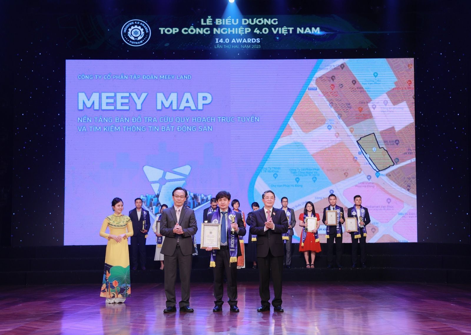 Chủ tịch Meey Land Hoàng Mai Chung đại diện doanh nghiệp nhận giải thưởng TOP Công nghiệp 4.0 Việt Nam năm 2023