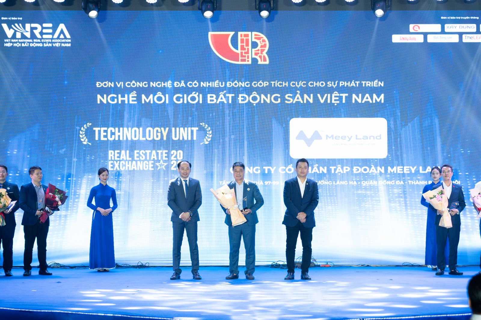 Phó Tổng Giám đốc Nguyễn Tiến Lâm – Đại diện Meey Land lên nhận kỷ niệm chương