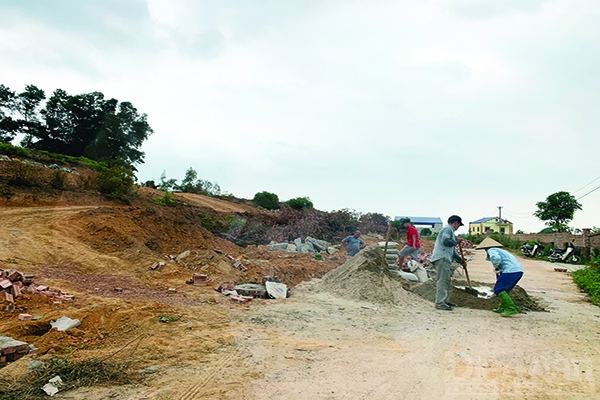 Nhiều hộ dân ngang nhiên xây dựng công trình trên đất rừng phòng hộ (thôn Lâm Trường, xã Minh Phú, huyện Sóc Sơn). ẢNH: LV 