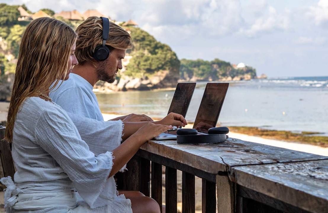 Digital nomad (tạm dịch là dân du mục kỹ thuật số) là từ chỉ người sử dụng Internet và các thiết bị công nghệ để làm việc từ x