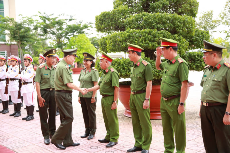 Bộ trưởng Tô Lâm cùng các đồng chí trong Ban giám đốc Công an tỉnh Bà Rịa-Vũng Tàu.