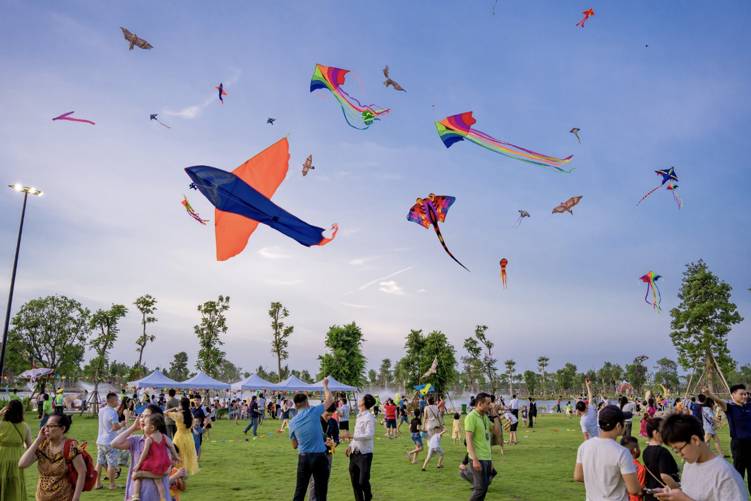 Cư dân về thăm nhà sớm, vui chơi tại công viên Hồ Thiên Nga rộng 10ha