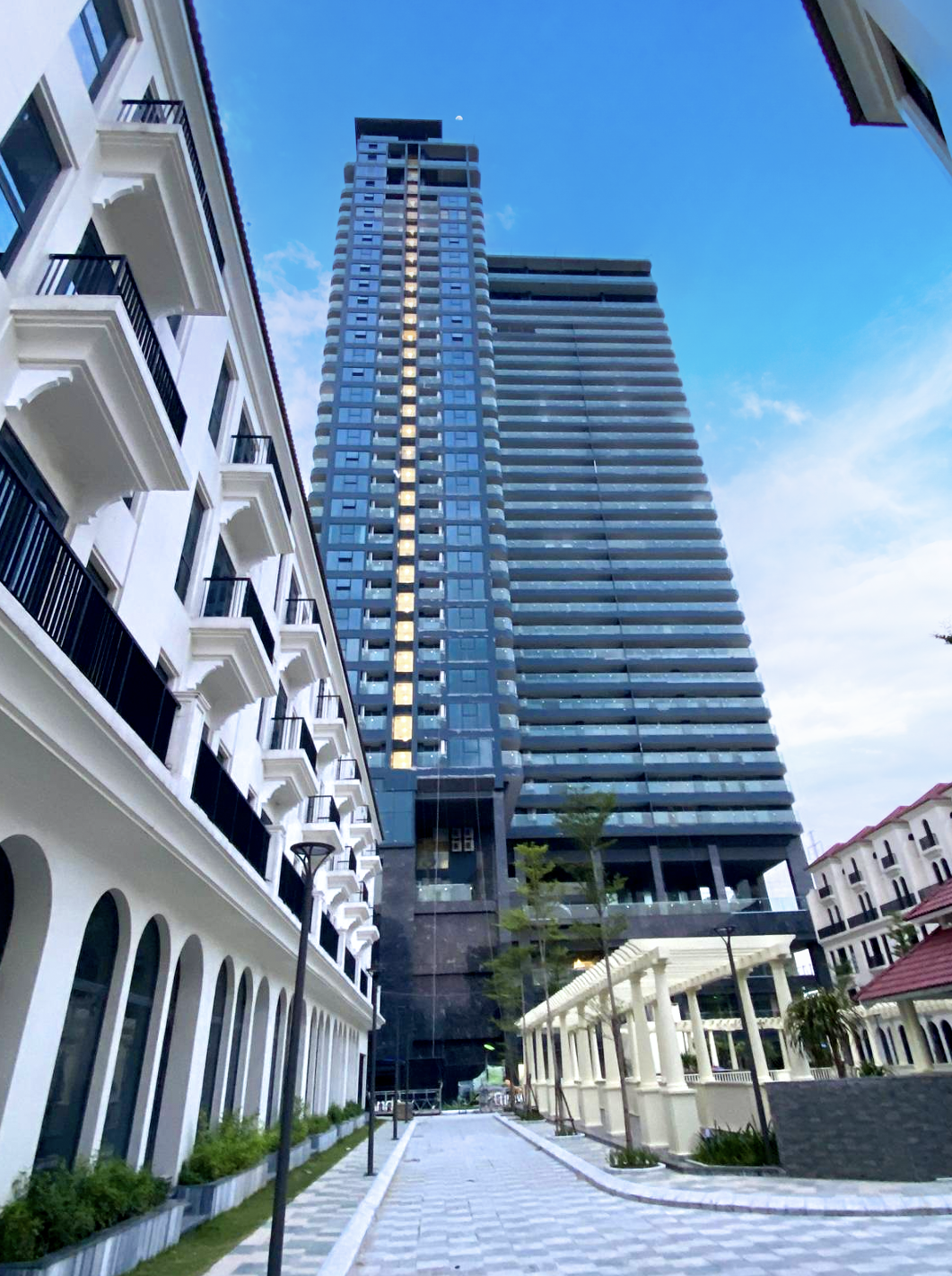 Tòa tháp 35 tầng đã hiện hữu cùng chuỗi shophouse thấp tầng kế bên sẽ cung cấp cho thị trường hơn 200 căn hộ cao cấp