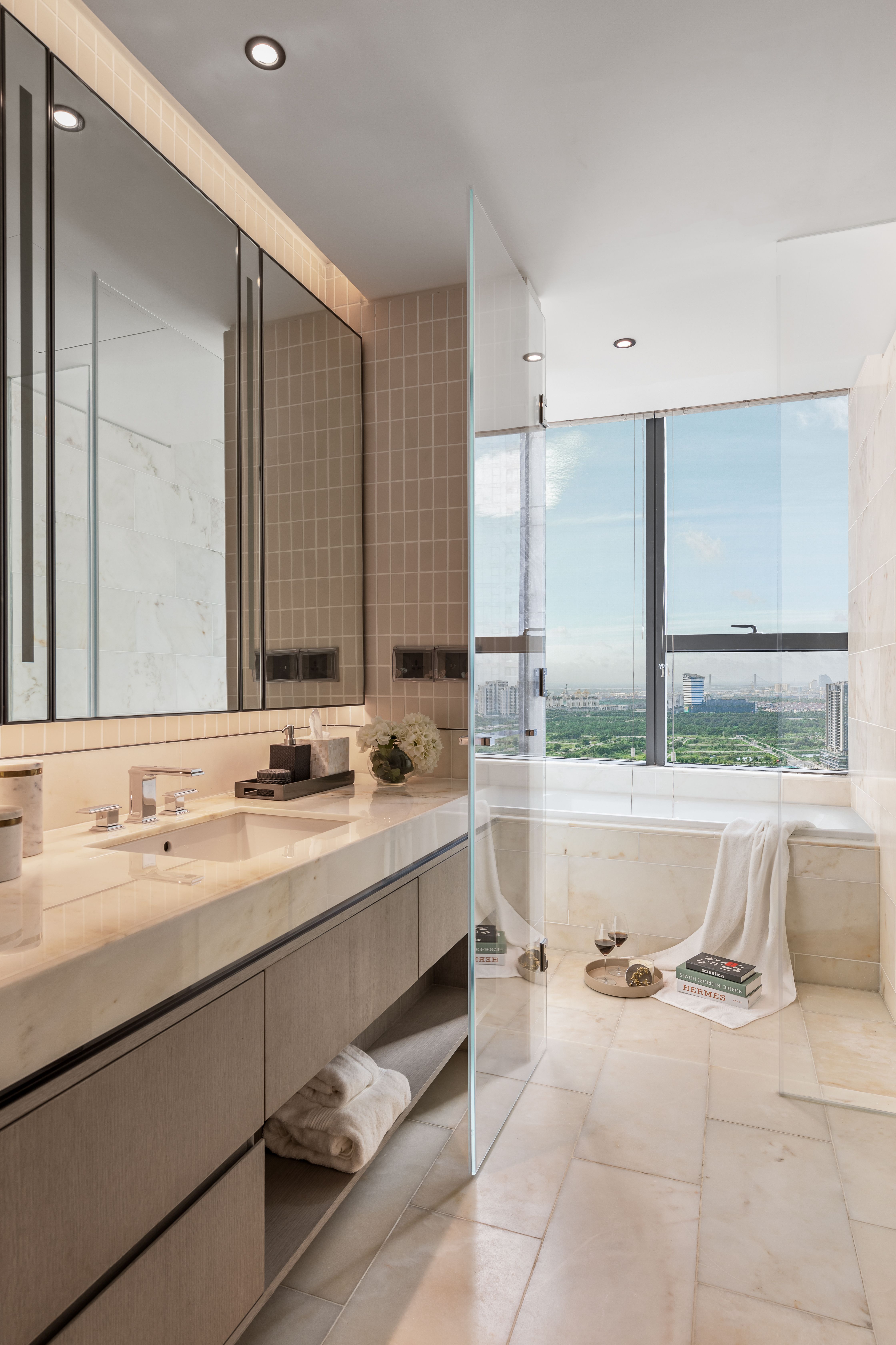 Phòng tắm master trong căn hộ hàng hiệu Marriott được bao trùm trong đá cẩm thạch sang trọng.