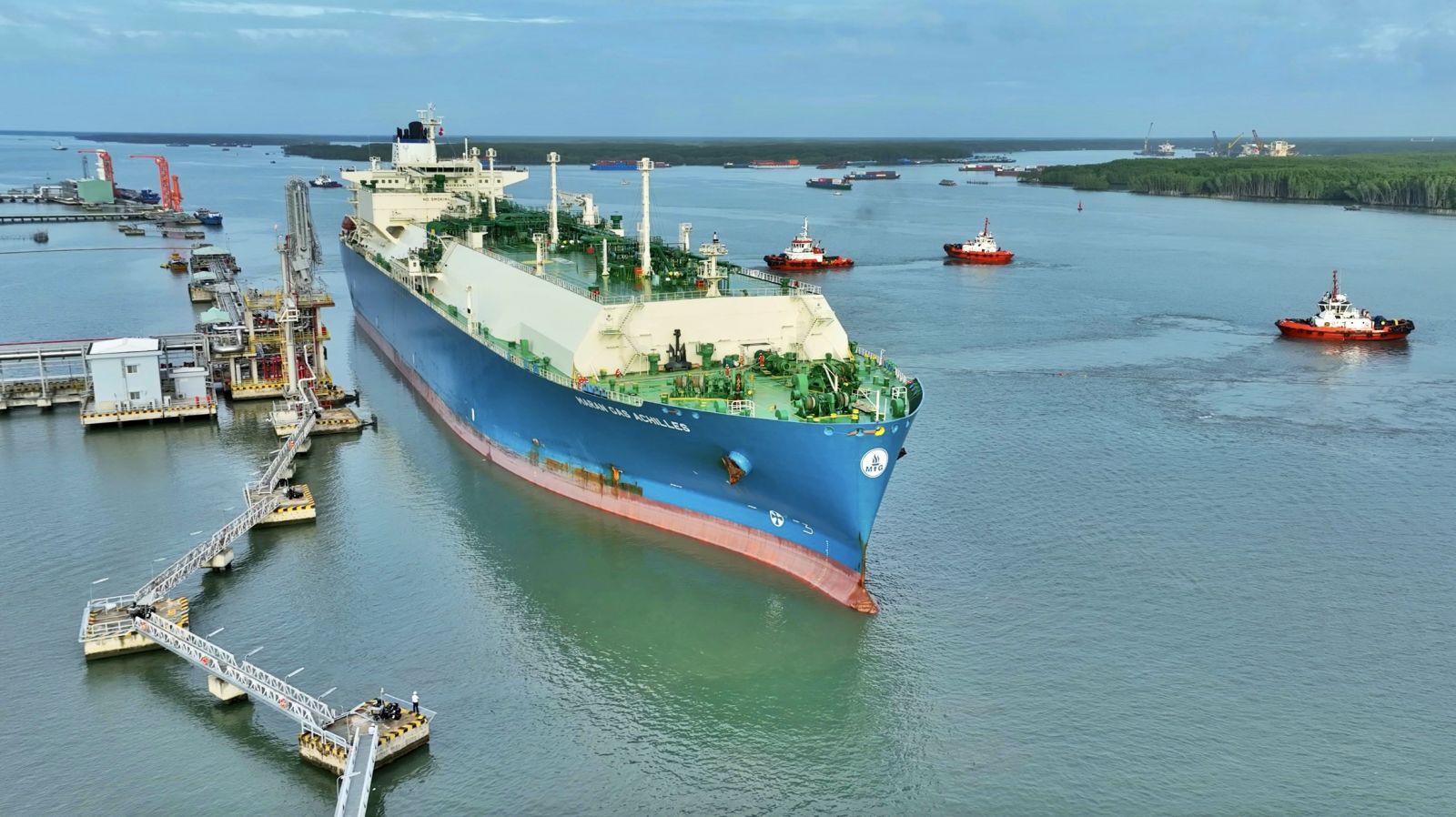 . Với chiến lược xây dựng và hoàn thiện hệ thống kho cảng LNG, PV GAS xứng đáng với thương hiệu Doanh nghiệp đầu tiên và duy nhất đủ điều kiện xuất nhập khẩu LNG tại Việt Nam 