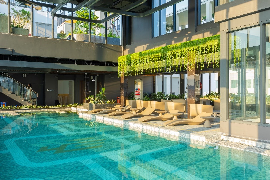 Khu vực bể bơi trong nhà tại tầng cao nhất mỗi tòa, có tầm view bao quát toàn cảnh đại đô thị Smart City.