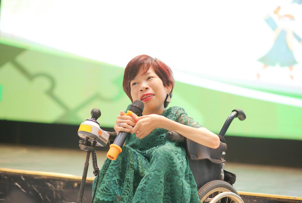 Bà Nguyễn Thị Vân - Chủ tịch HĐQT Công ty Cổ phần Nghị Lực Sống - Doanh Nghiệp Xã Hội truyền cảm hứng đến các học viên