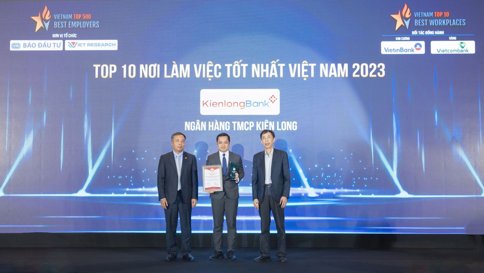 Phó Tổng Giám đốc Trần Hồng Minh vinh dự nhận giải thưởng Top 10 nơi làm việc tốt nhất ngành Ngân hàng của KienlongBank